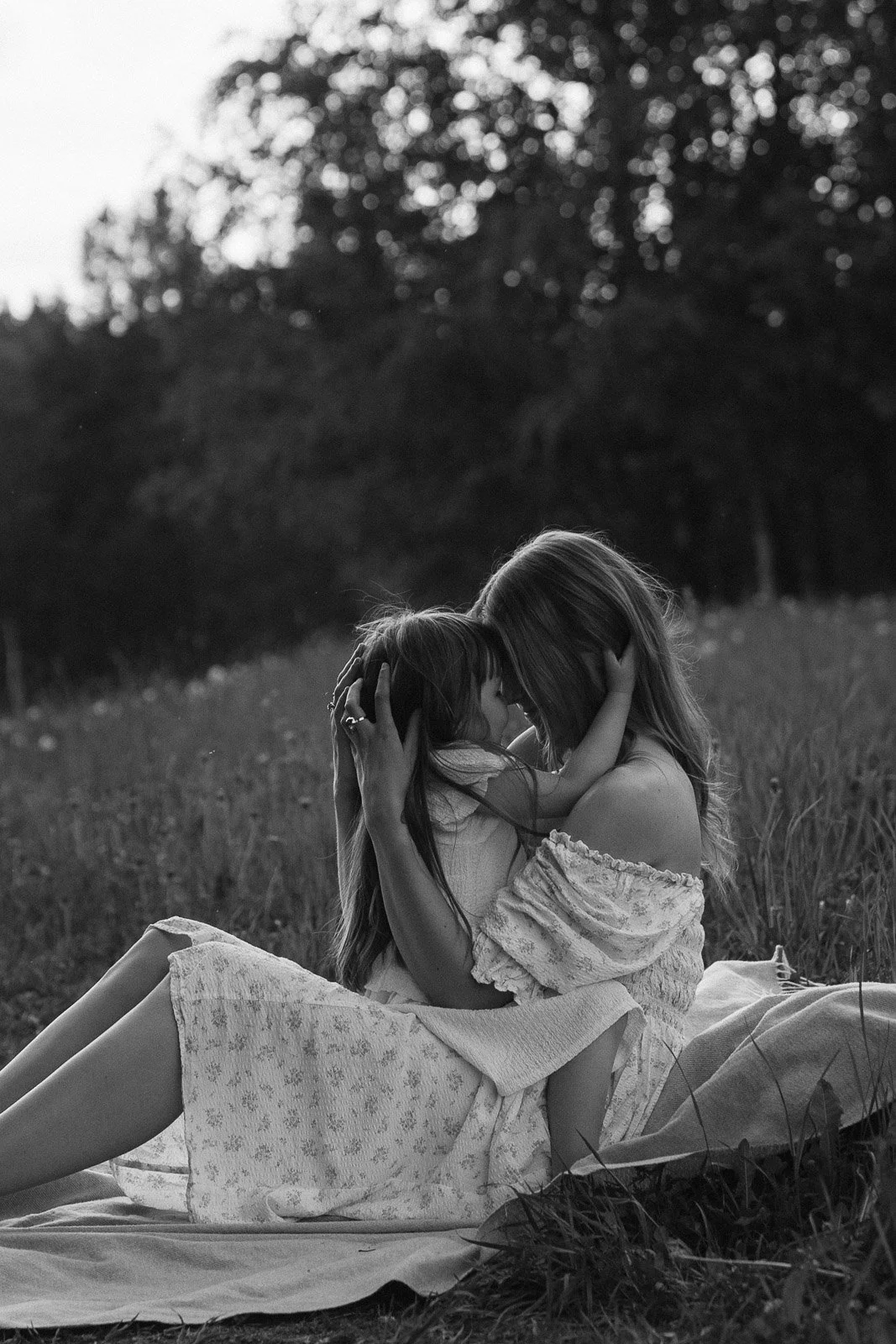 äiti ja lapsi valokuvissa tampereella niittymiljöössä