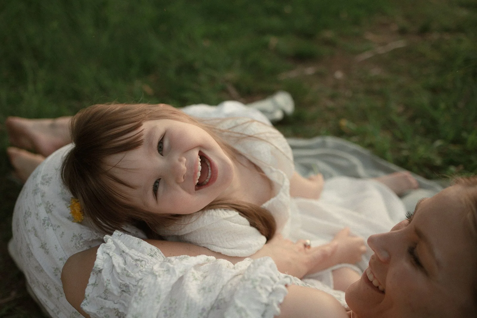 äitiyskuvaus tampereella niittymiljöössä