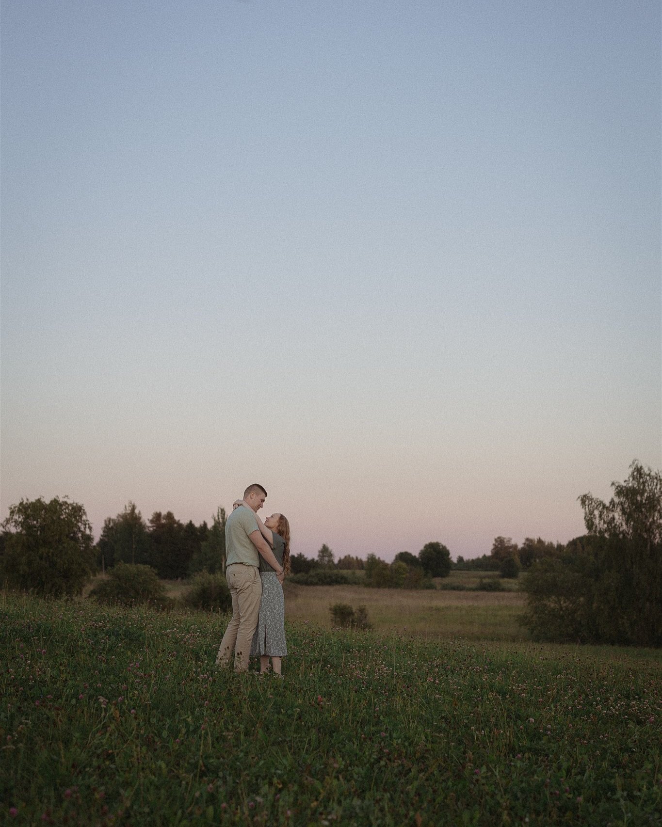 V&auml;lill&auml; ei tarvita mit&auml;&auml;n muuta kuin ilta-aurinko, niitty ja se oma tyyppi, joka saa unohtamaan kaiken muun. 🥰

Rakastan sit&auml;, kun kuvauksessa ei tarvitse suorittaa &ndash; saa vaan olla, nauraa, liikkua, tanssia ja antaa he