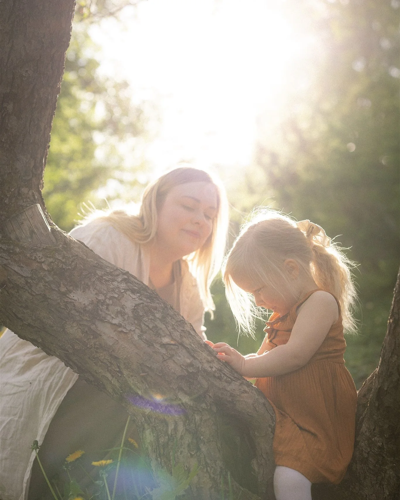 Voi ett&auml;, n&auml;m&auml; kuvat l&auml;mmitt&auml;&auml; minun syd&auml;nt&auml;. 🥰Eniten rakastan niit&auml; sessioita, joissa kiire katoaa ja kaikki unohtavat olevansa kuvauksessa. 
Ollaan vaan ja fiilistell&auml;&auml;n el&auml;m&auml;&auml;,