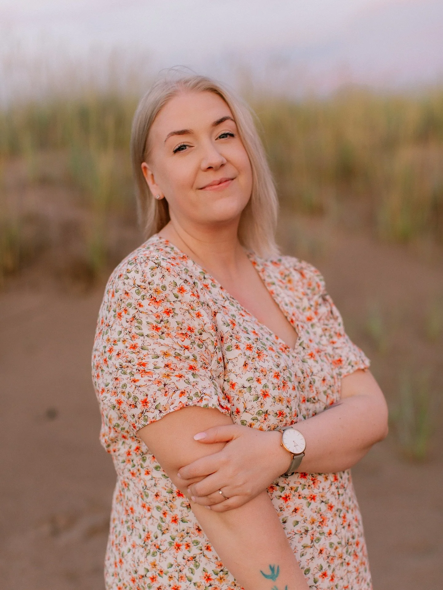 Heippa, mie olen Elina. 🥰

Miten ihanaa, ett&auml; olet t&auml;&auml;ll&auml; tutustumassa minuun ja ehk&auml; pohtimassa, olisinko teille oikea valokuvaaja! ❤️

Pohdintasi tueksi, t&auml;ss&auml; muutamia juttuja minusta. 🥰

Minusta on ihana kuvat