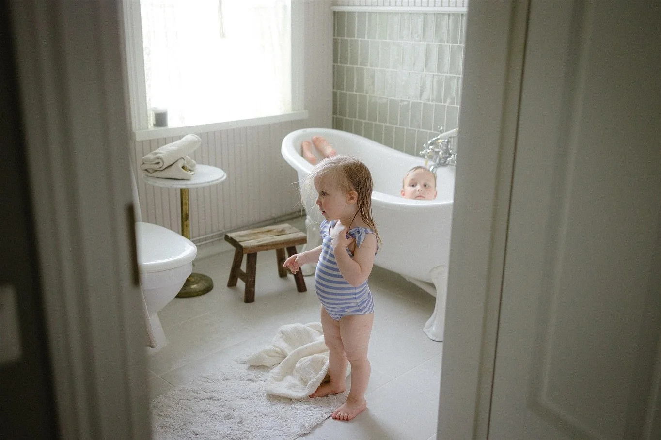 Rakastan t&auml;m&auml;n kuvakarusellin ensimm&auml;ist&auml; kuvaa. 🤩

Kids being kids, just ihanimpia muistoja lapsuudesta, hetki&auml;, joita oikeasti oli olemassa. El&auml;m&auml;&auml;, sisarussuhteita, vanhempien rakkautta, m&auml;rki&auml; ja