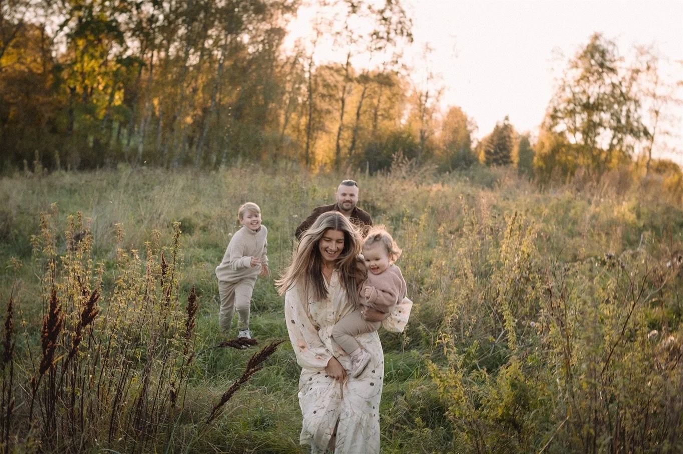 Onko perhekuvaukset parhaimmillaan juuri t&auml;t&auml;? 🥰

Rakkautta, l&auml;sn&auml;oloa, seikkailua, yhteytt&auml; teid&auml;n v&auml;lill&auml;. 

Kun te palaatte n&auml;ihin kuviin vuosien p&auml;&auml;st&auml;, kun teid&auml;n lapset palaa n&a