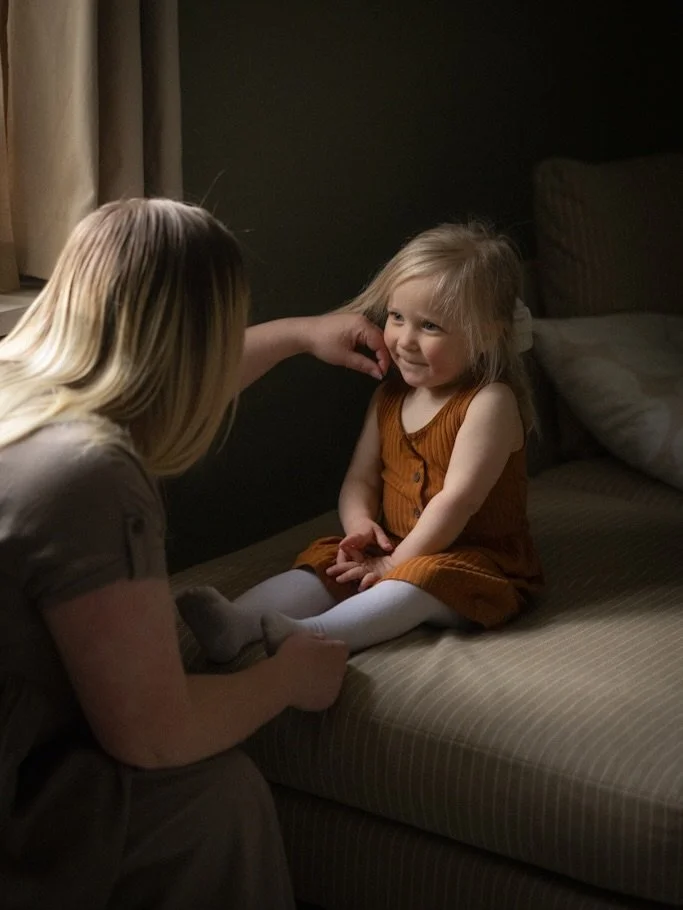 Jos odotat &ldquo;parempaa hetke&auml;&rdquo; kuvauksille, niin rehellisesti &ndash; sit&auml; ei tule. 🩷

Jokainen vuosi yhdess&auml;, jokainen vaihe, jokainen pieni hetki teist&auml; muuttuu koko ajan.
Lapset kasvaa. Te muututte. El&auml;m&auml; m