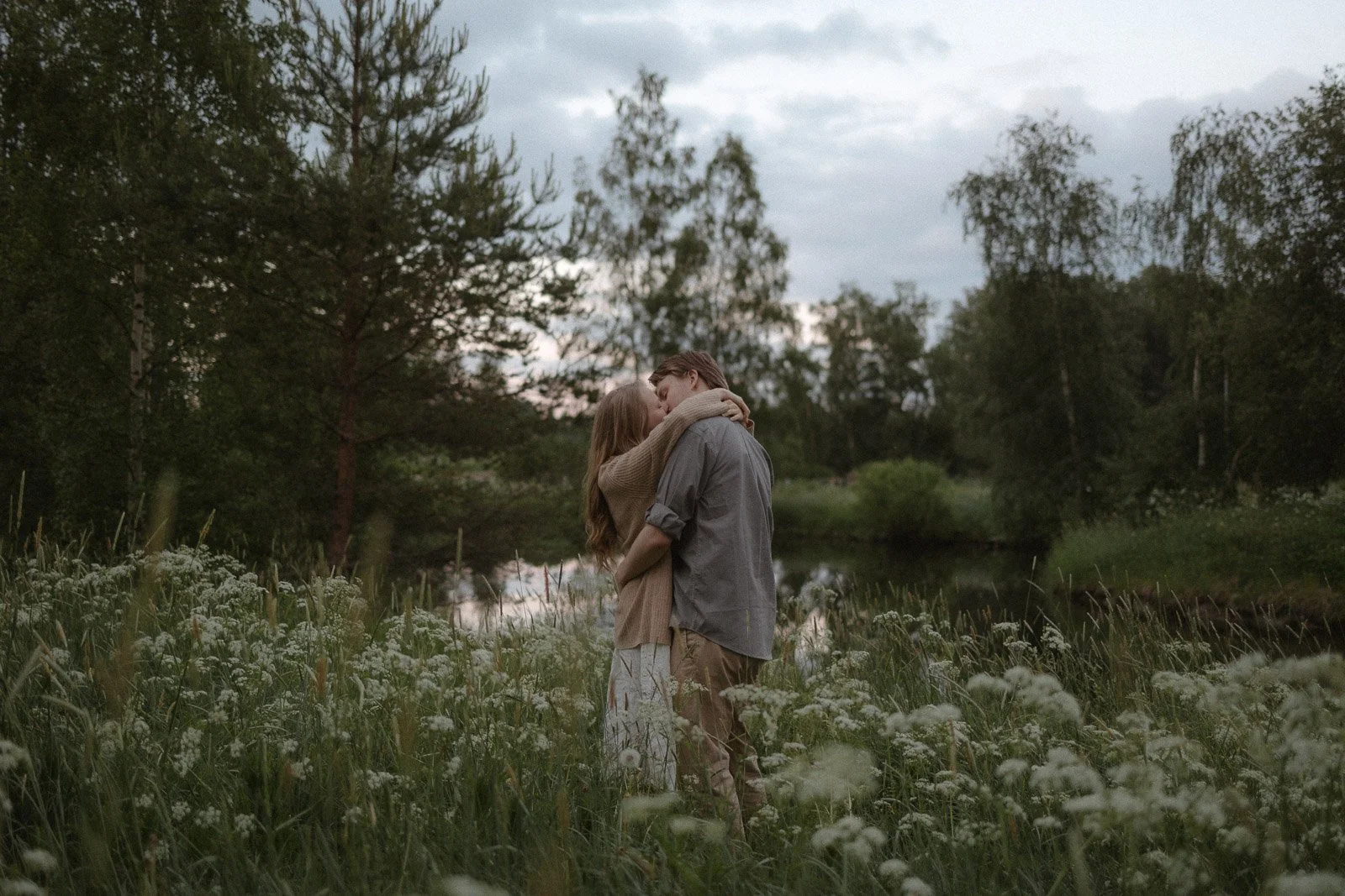  tunnelmallinen parikuvaus Tampereella iltavalossa