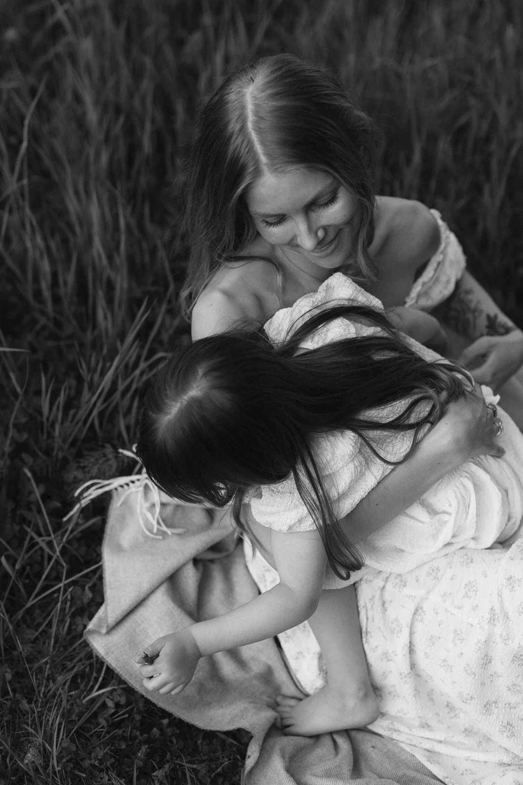 äiti ja lapsi valokuvissa tampereella niittymiljöössä