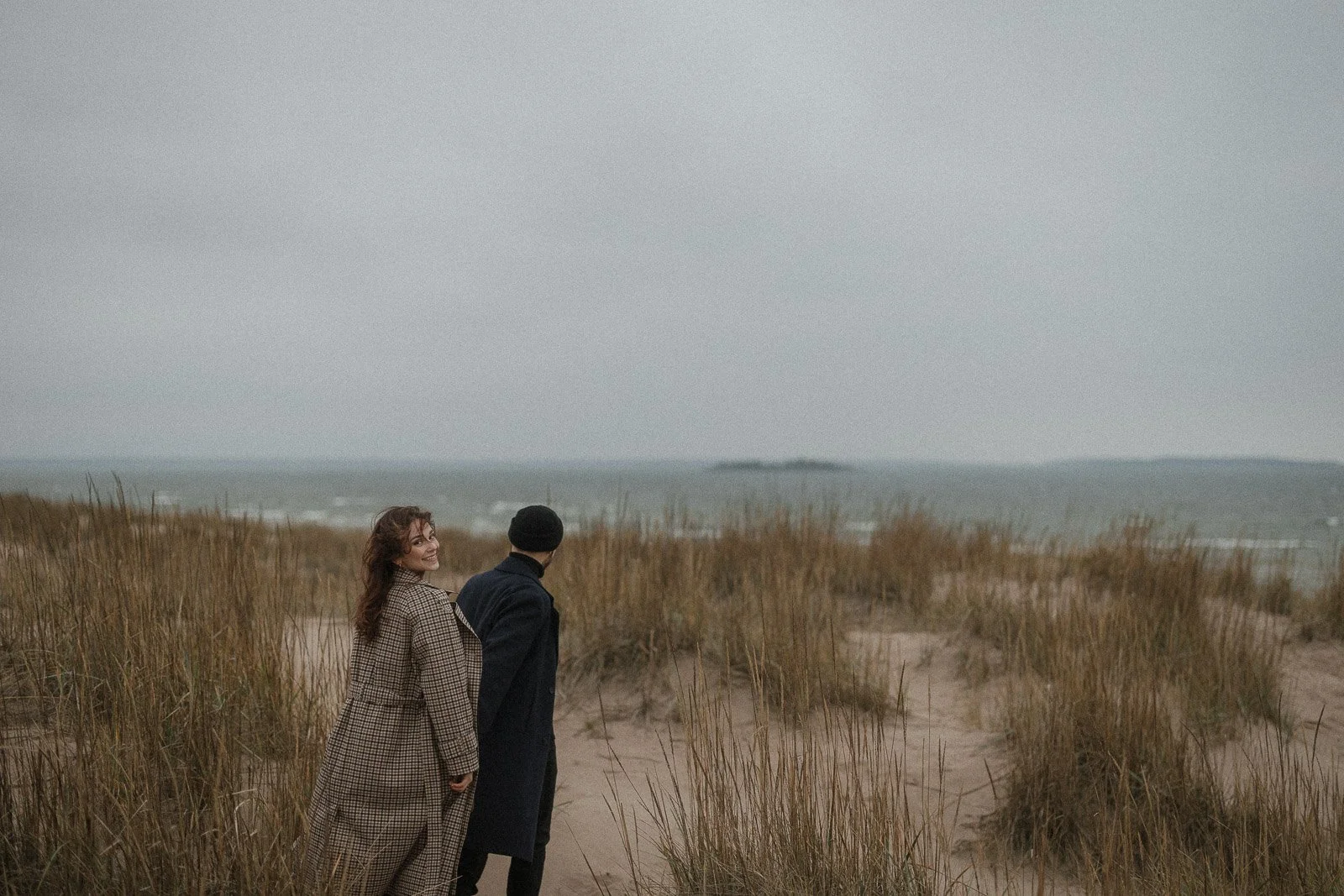 pariskuntakuvaus myrskyisässä yyterissä