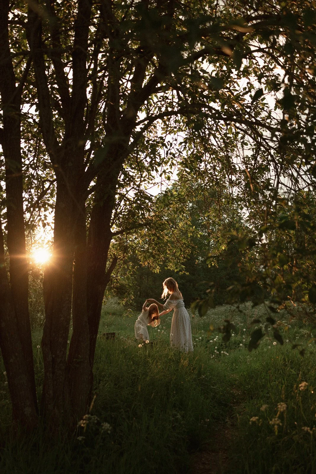 äitiyskuvaus tampereella niittymiljöössä