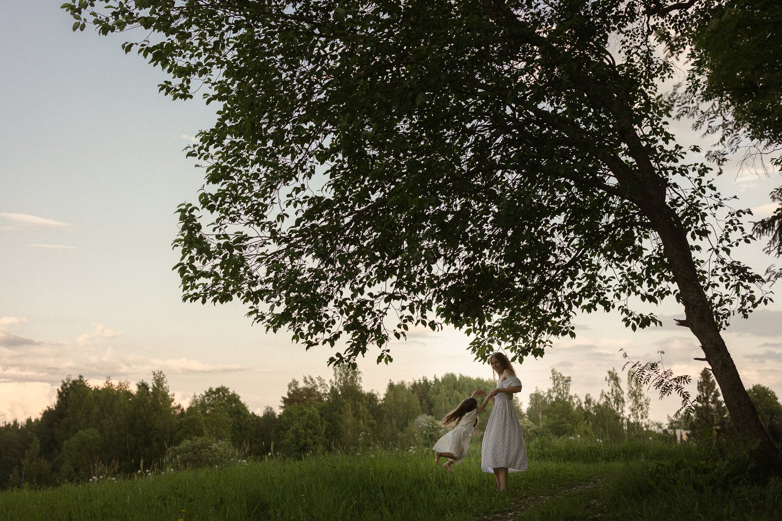 äiti ja lapsi valokuvissa tampereella niittymiljöössä