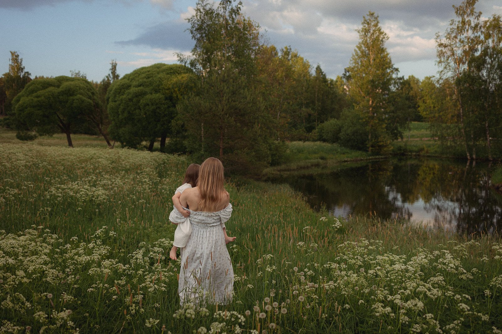 äitiyskuvaus tampereella niittymiljöössä