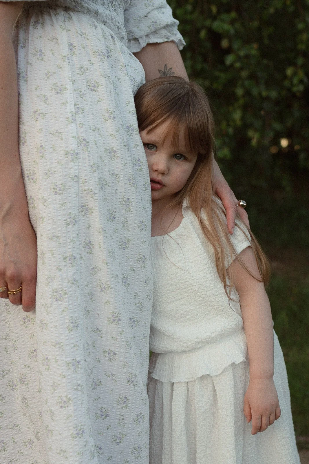 äiti ja lapsi valokuvissa tampereella niittymiljöössä