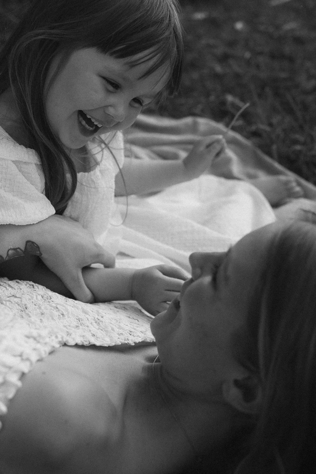 äitiyskuvaus tampereella niittymiljöössä