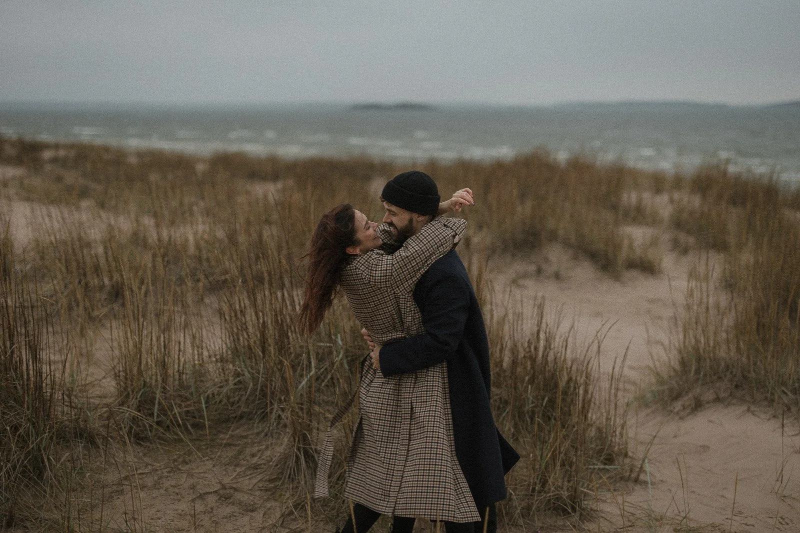 pariskuntakuvaus myrskyisässä yyterissä