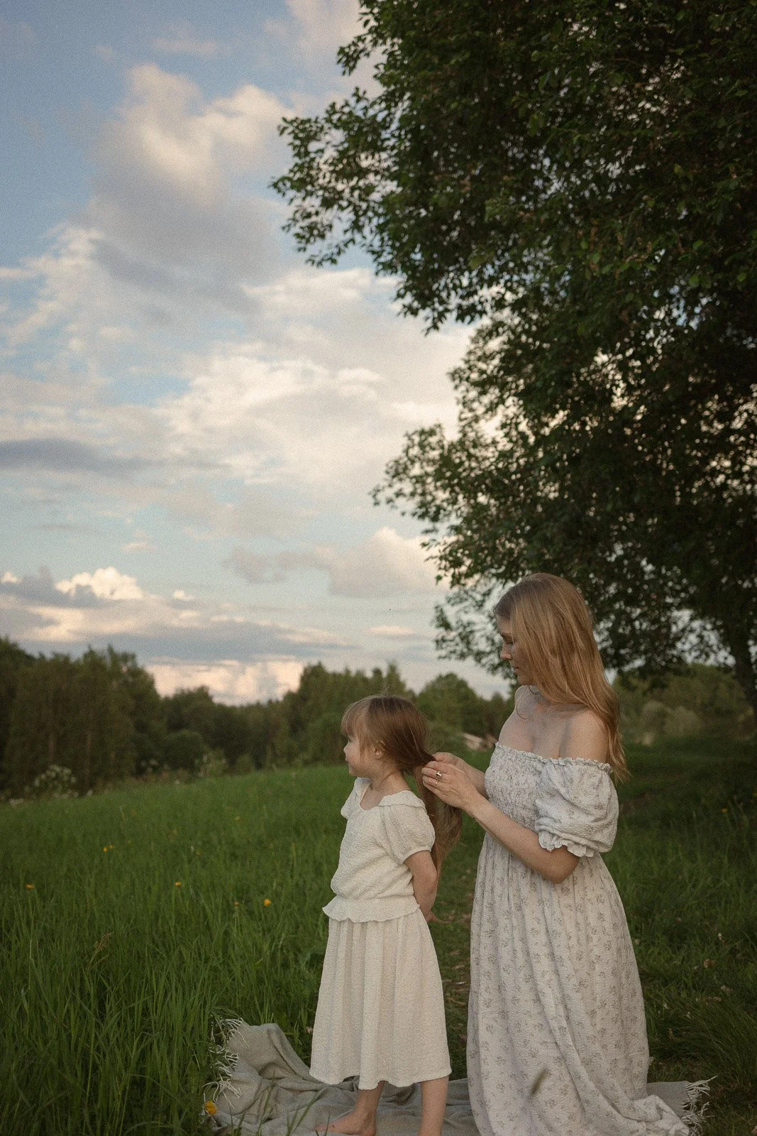 äitiyskuvaus tampereella niittymiljöössä