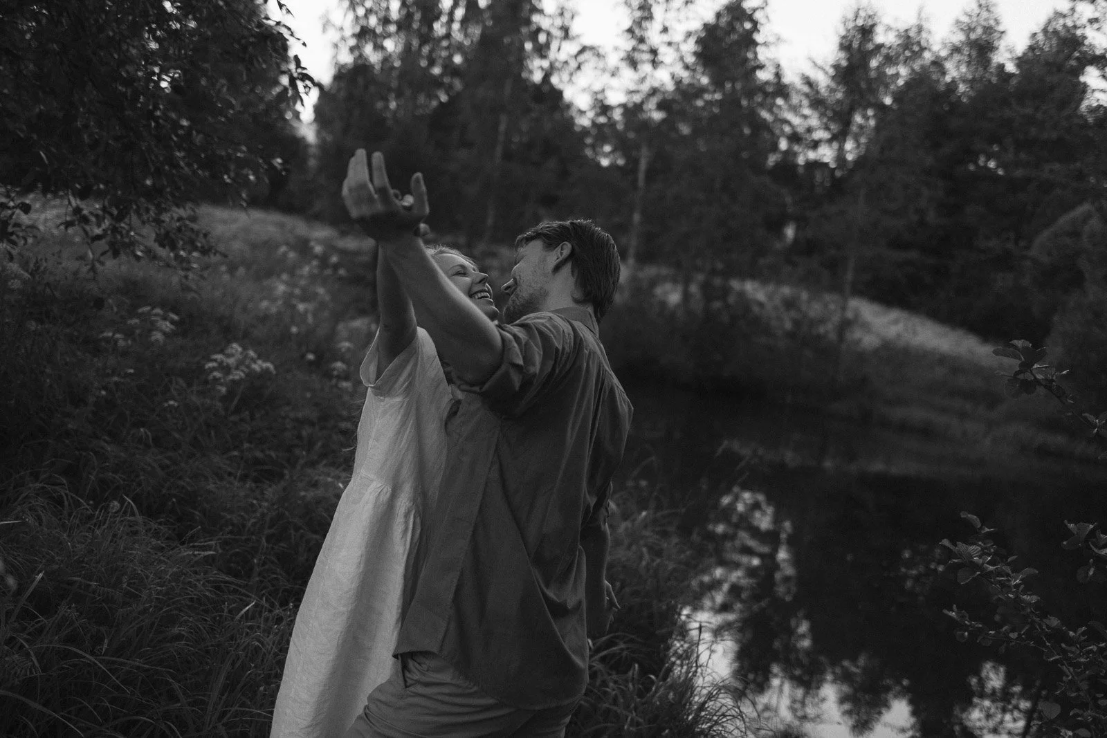  tunnelmallinen parikuvaus Tampereella iltavalossa