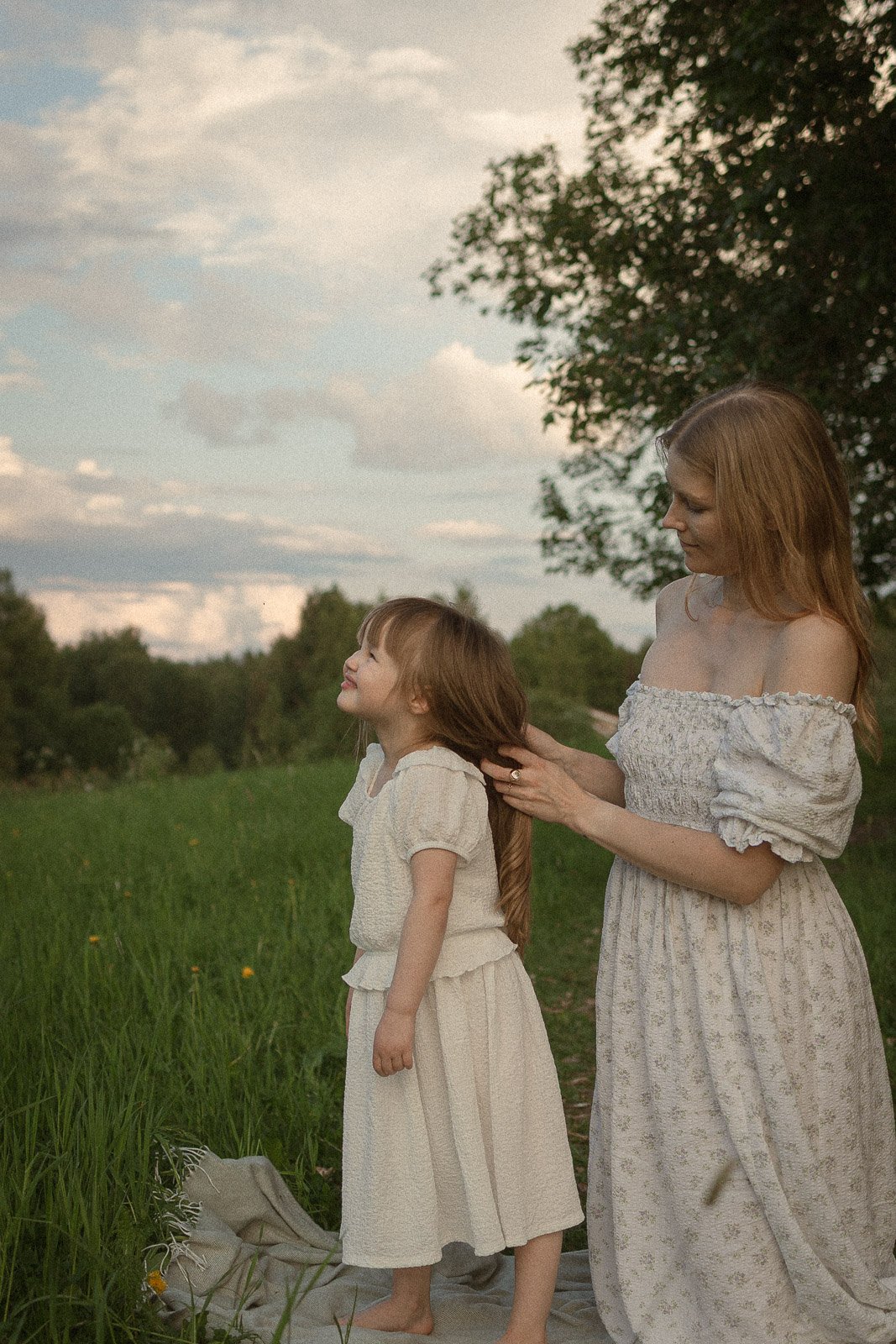 äitiyskuvaus tampereella niittymiljöössä