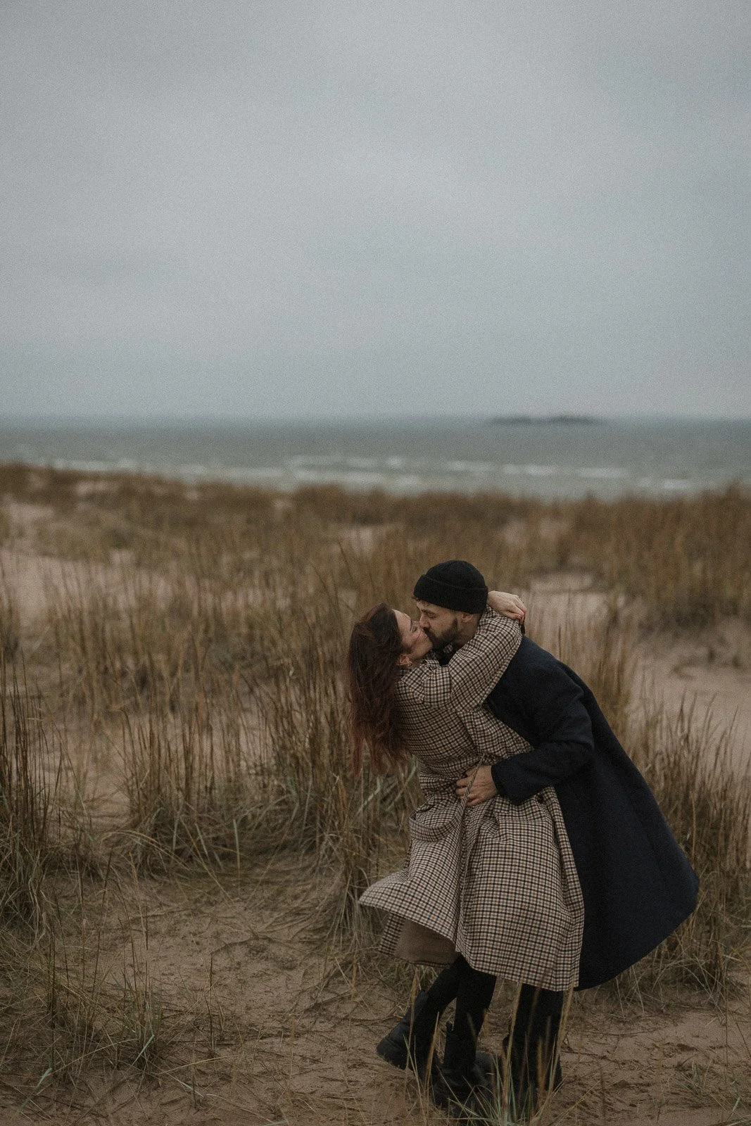 pariskuntakuvaus myrskyisässä yyterissä