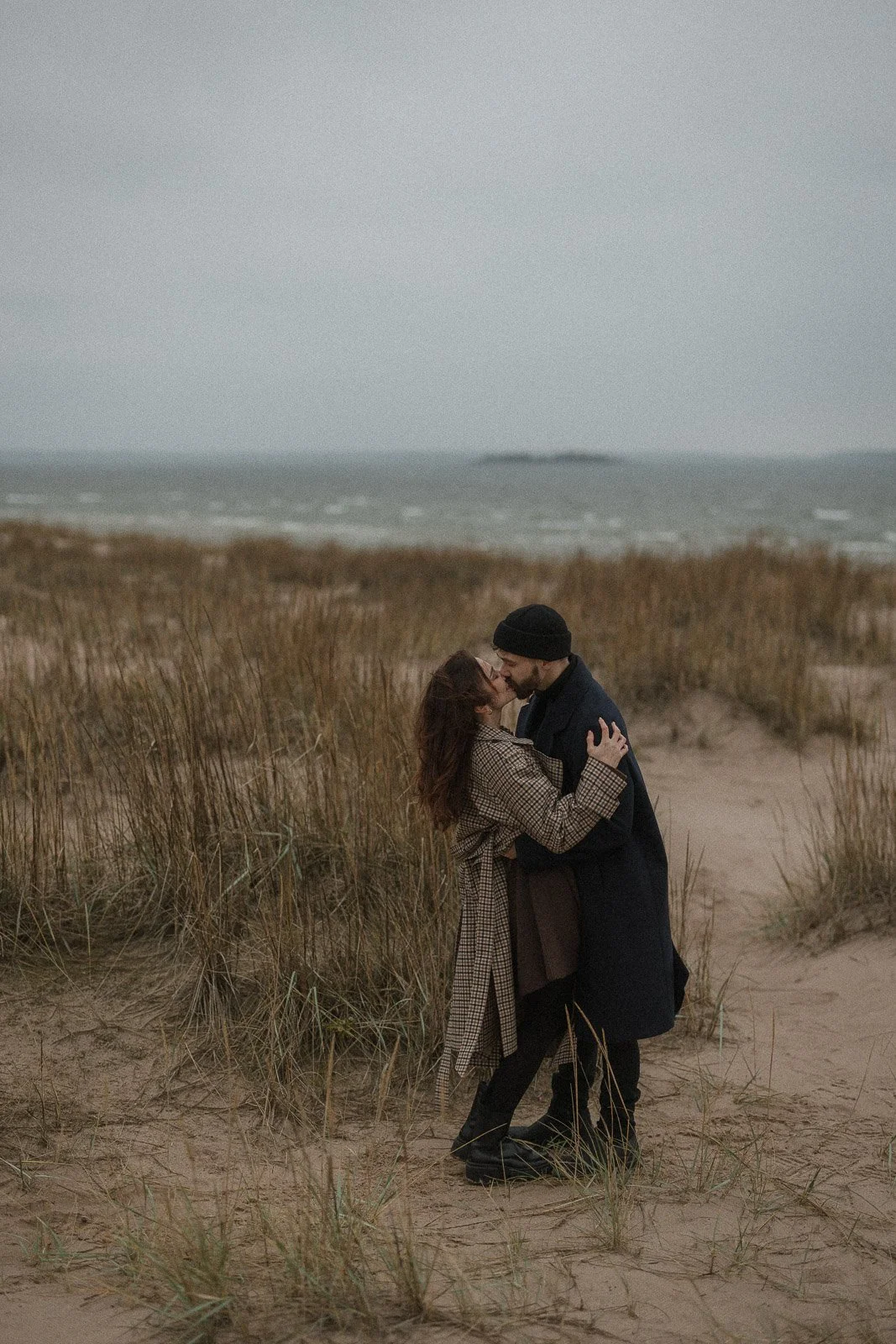 pariskuntakuvaus myrskyisässä yyterissä