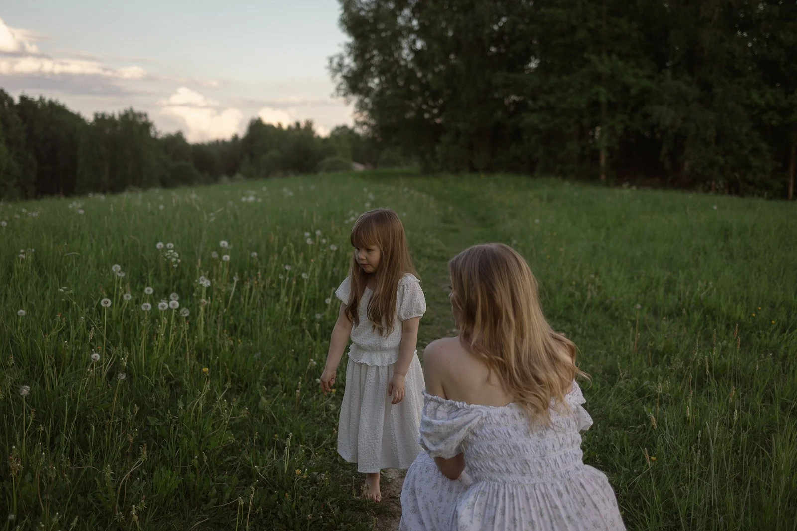 äiti ja lapsi valokuvissa tampereella niittymiljöössä