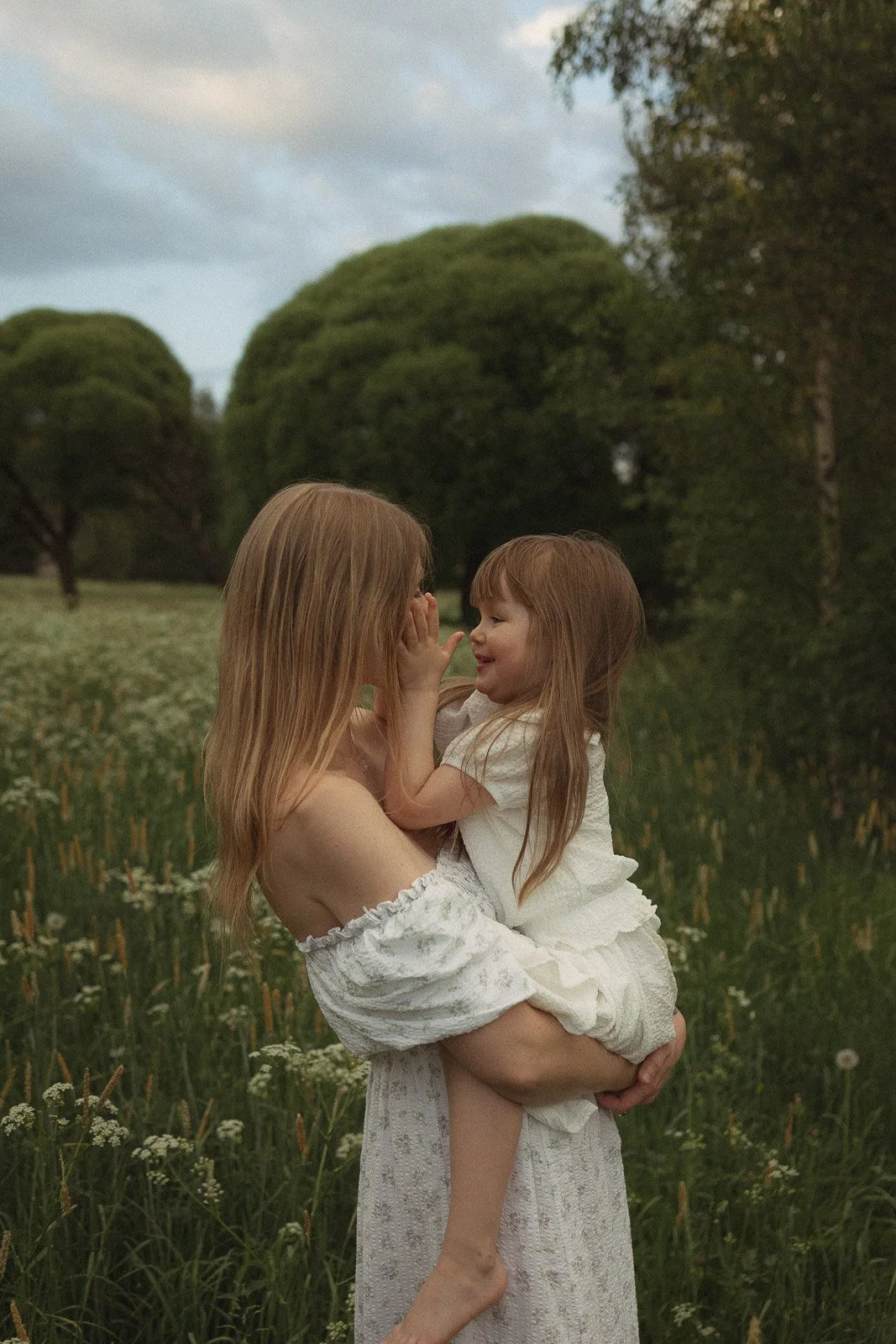 äitiyskuvaus tampereella niittymiljöössä