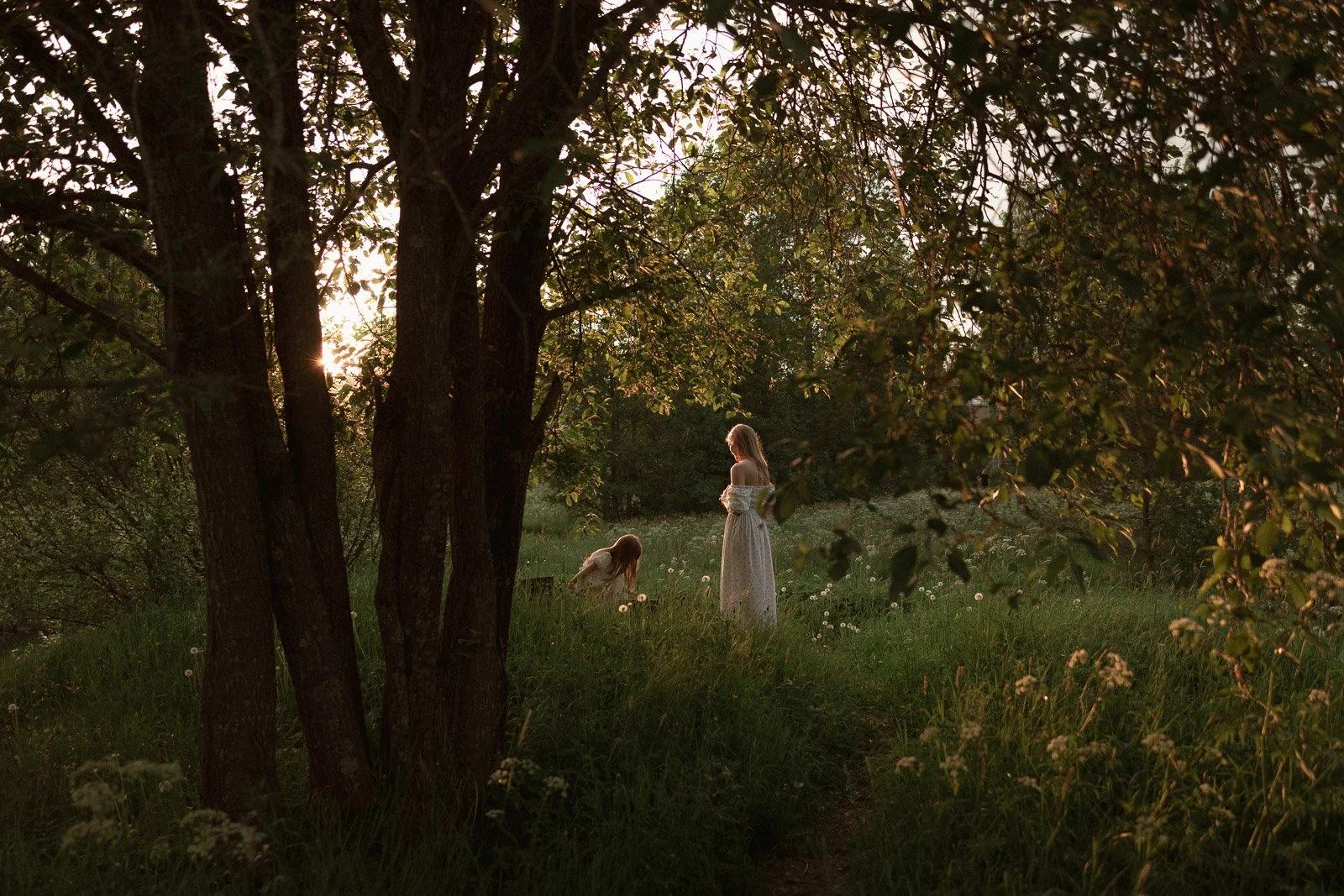 äitiyskuvaus tampereella niittymiljöössä