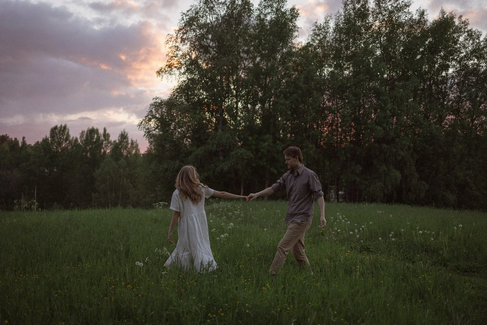 tunnelmallinen parikuvaus Tampereella iltavalossa