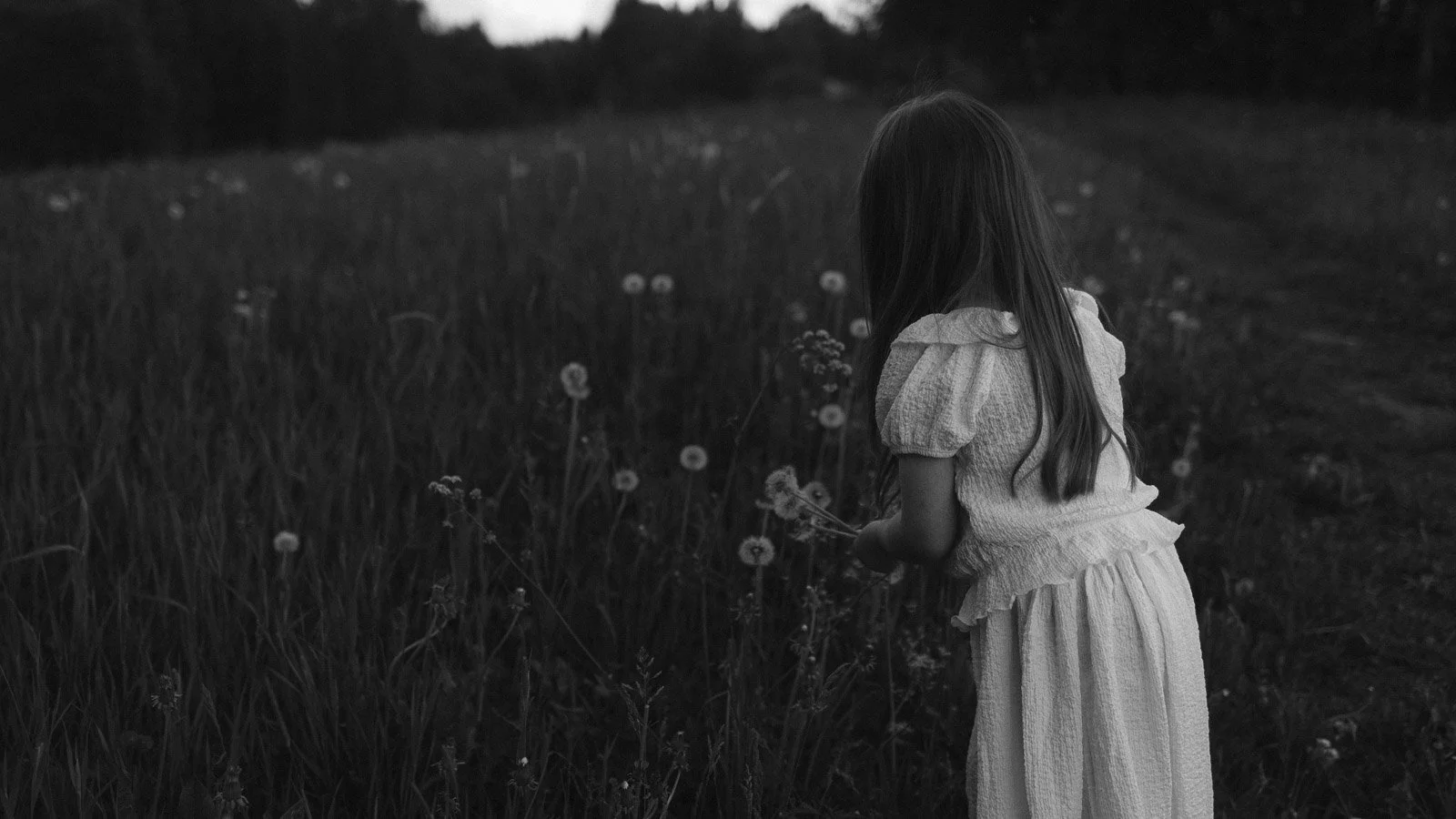 äiti ja lapsi valokuvissa tampereella niittymiljöössä