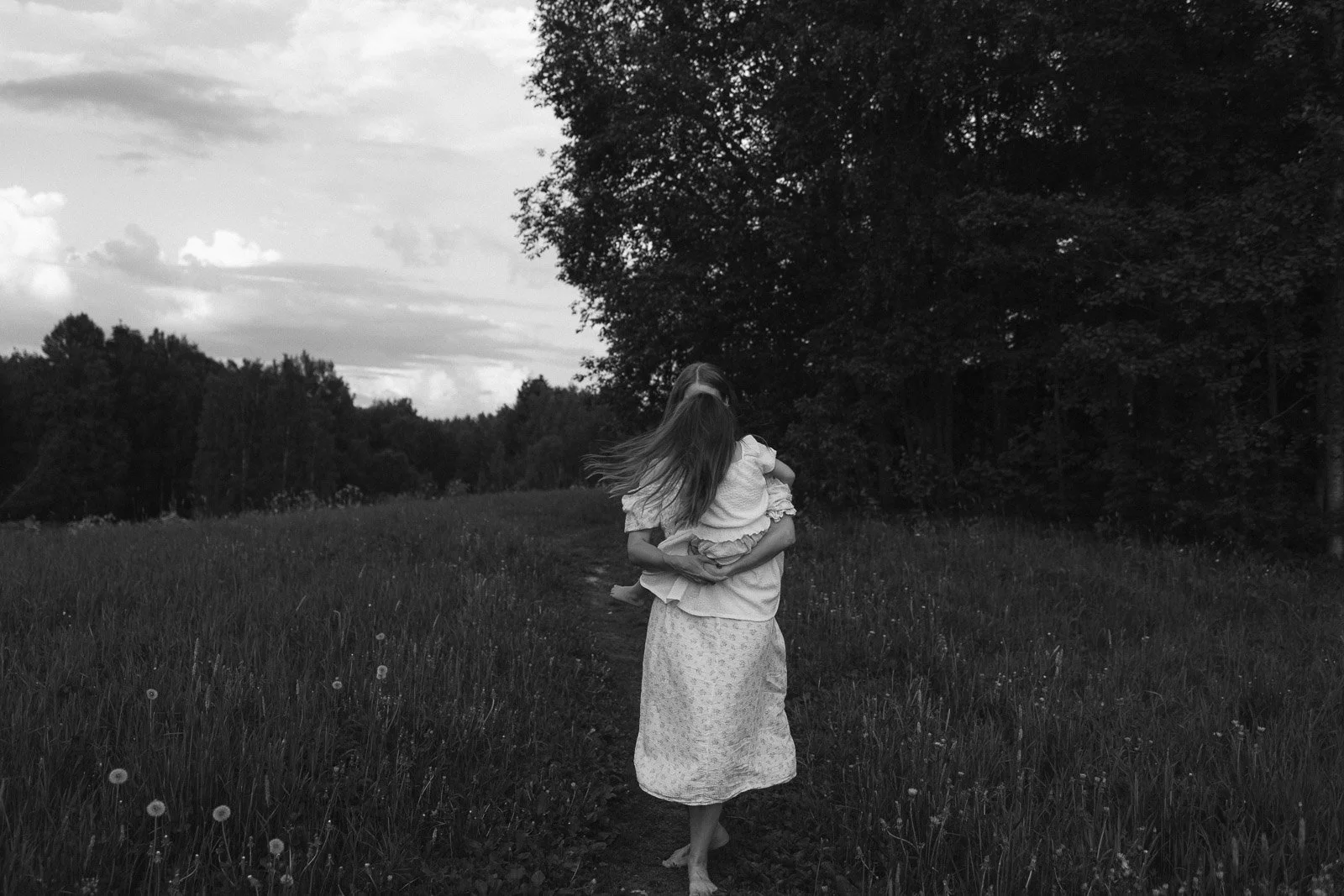 äitiyskuvaus tampereella niittymiljöössä