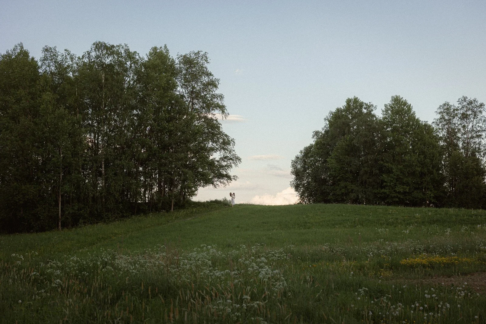 äiti ja lapsi valokuvissa tampereella niittymiljöössä