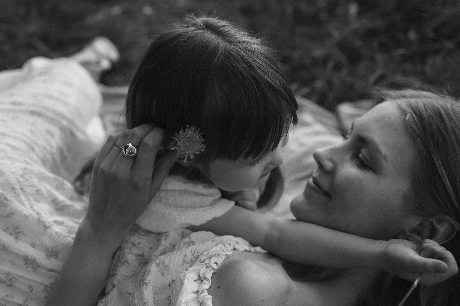 äitiyskuvaus tampereella niittymiljöössä