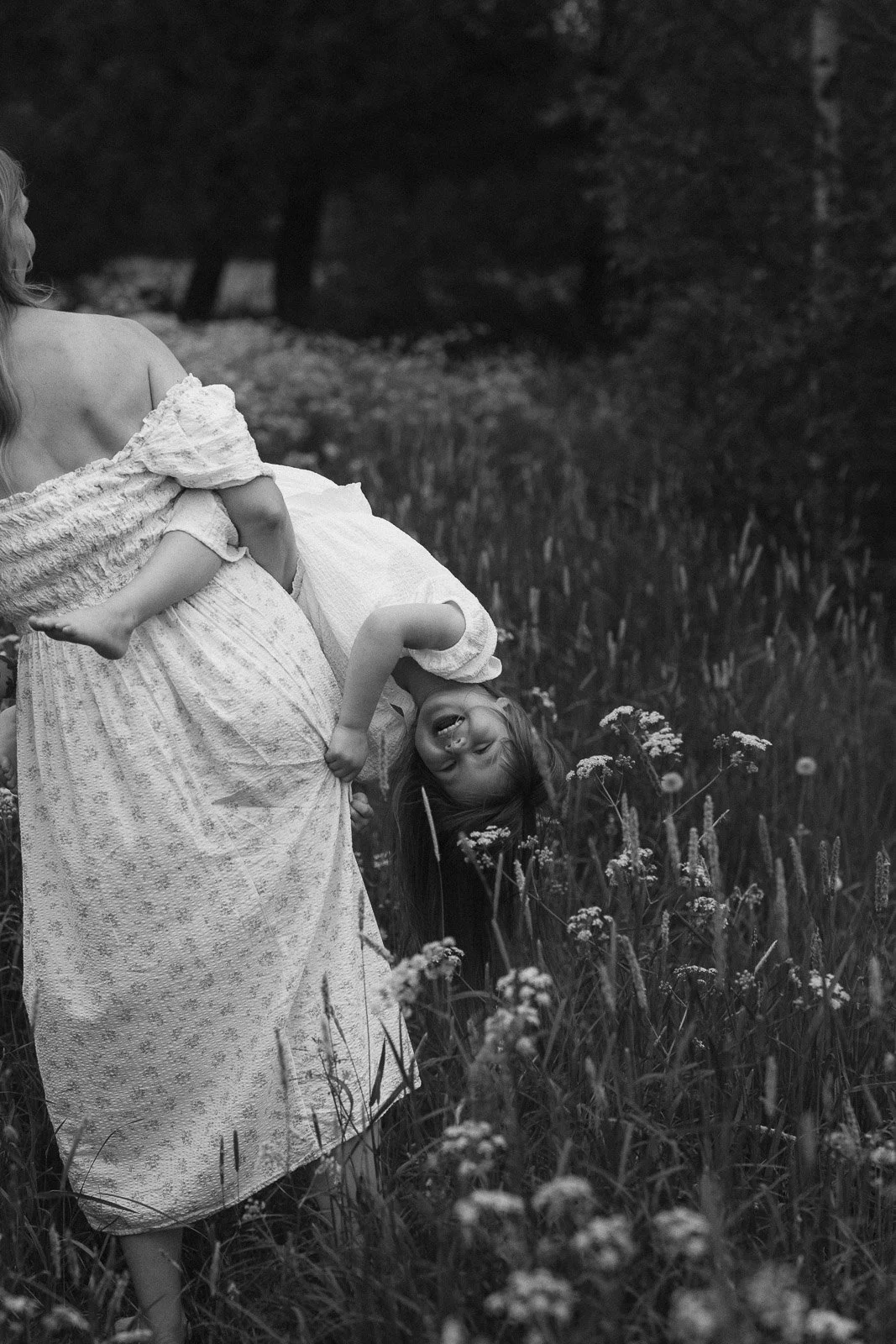 äitiyskuvaus tampereella niittymiljöössä