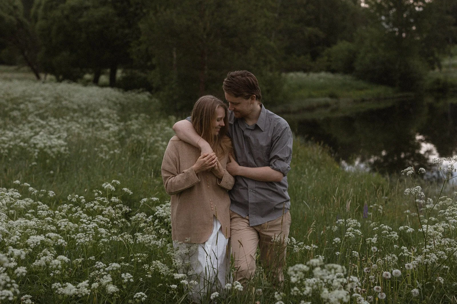  tunnelmallinen parikuvaus Tampereella iltavalossa