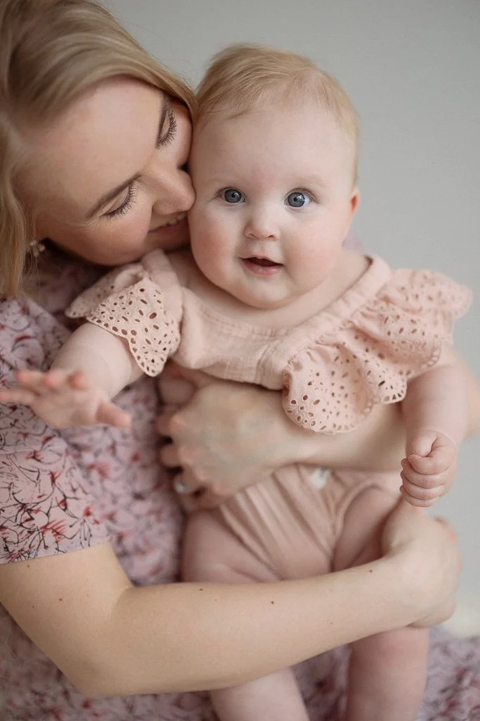 äiti ja lapsi kuvaus studiolla