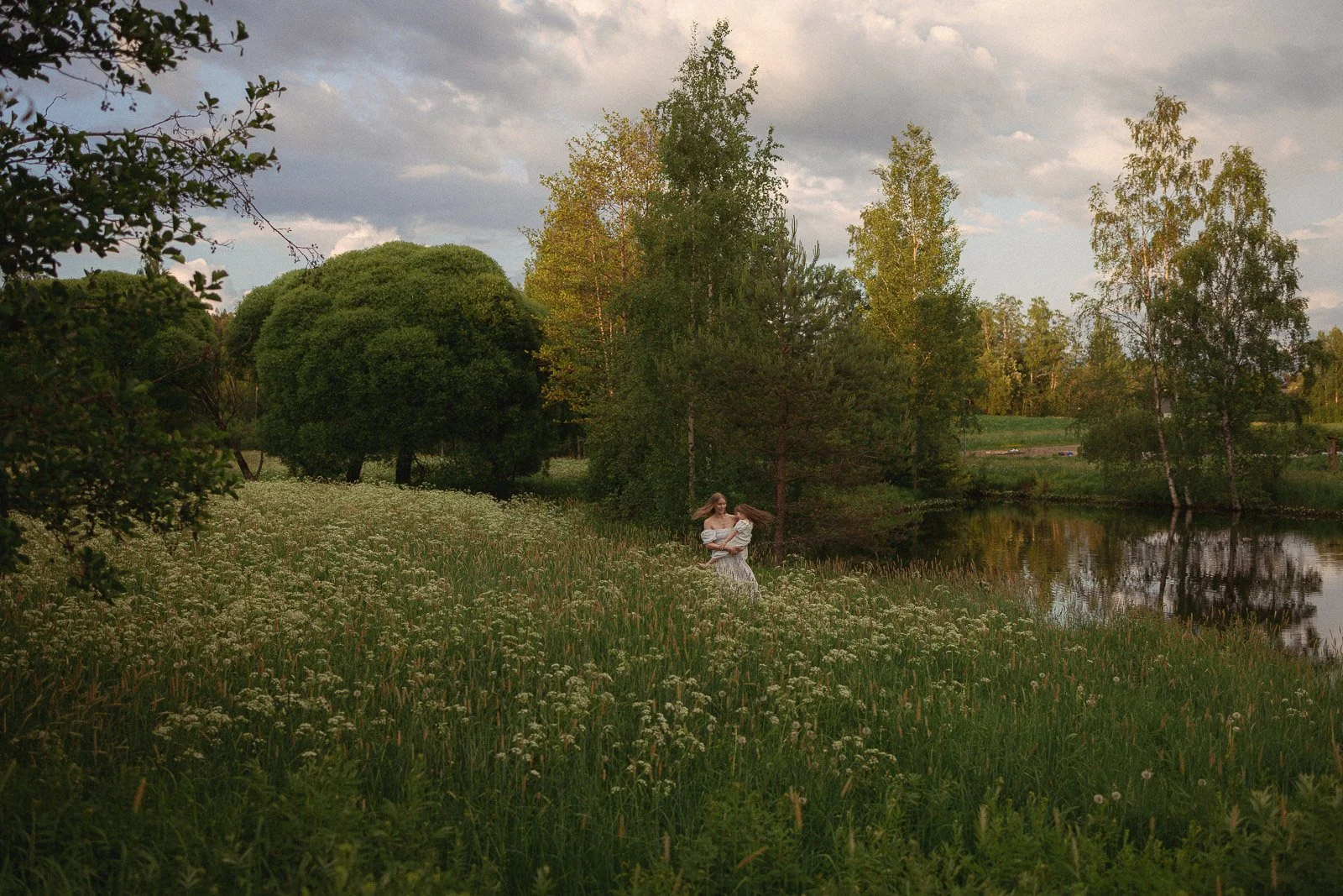 äitiyskuvaus tampereella niittymiljöössä