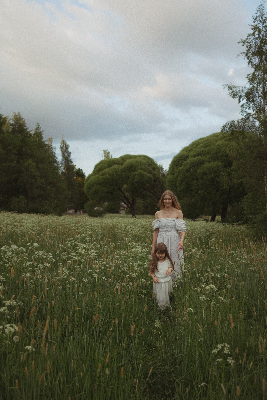 äitiyskuvaus tampereella niittymiljöössä