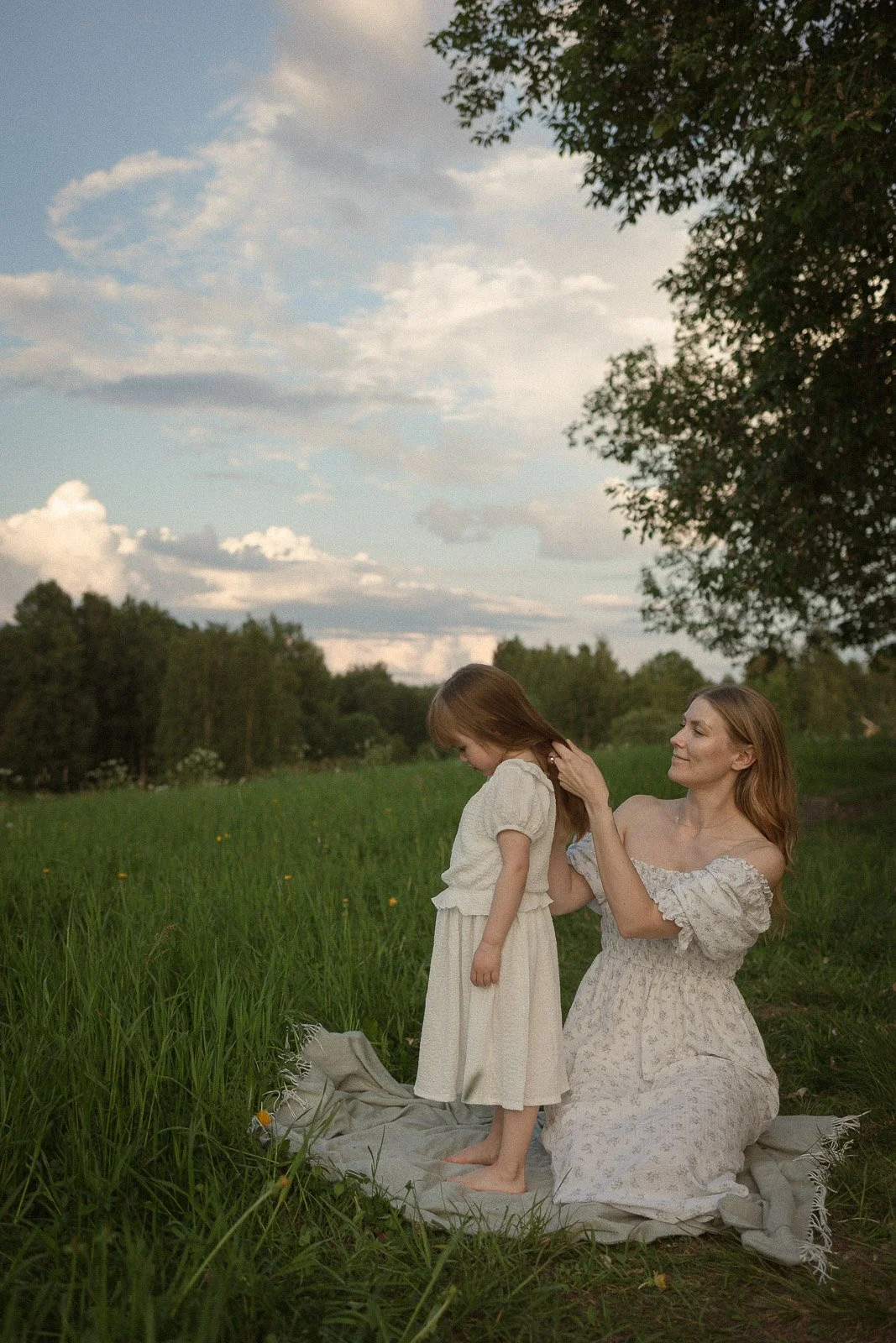 äitiyskuvaus tampereella niittymiljöössä