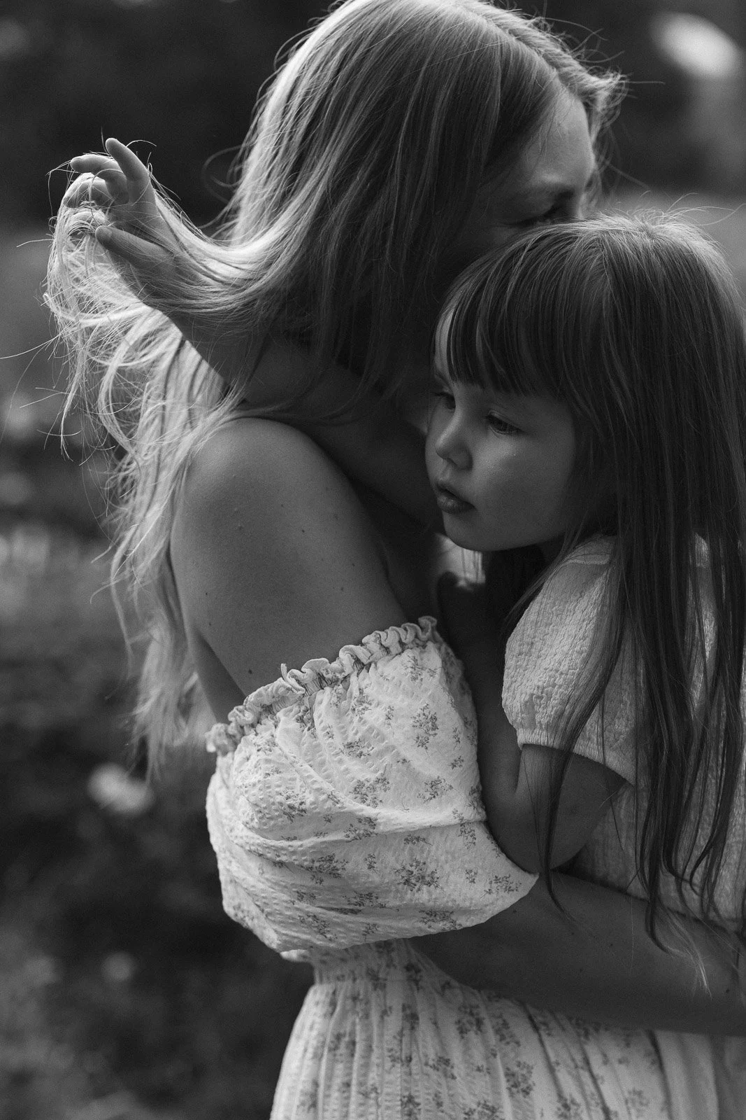 äitiyskuvaus tampereella niittymiljöössä