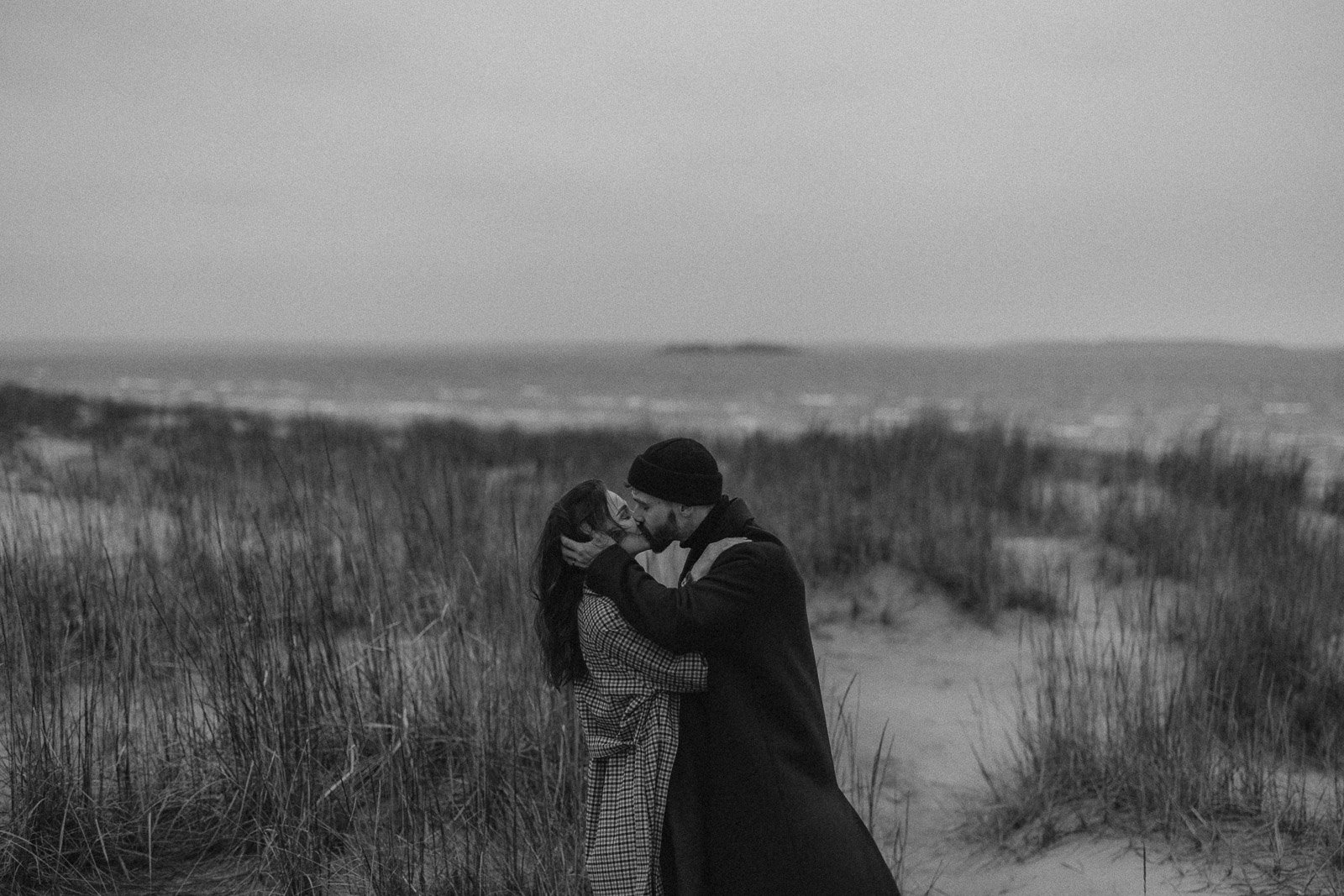 pariskuntakuvaus myrskyisässä yyterissä