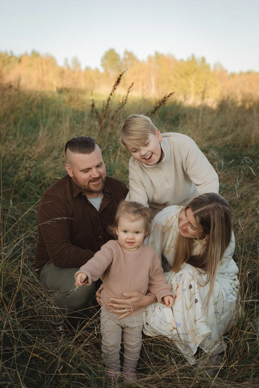 luonnollinen perhekuvaus ulkona