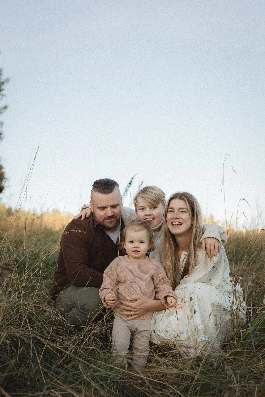 luonnollinen perhekuvaus ulkona