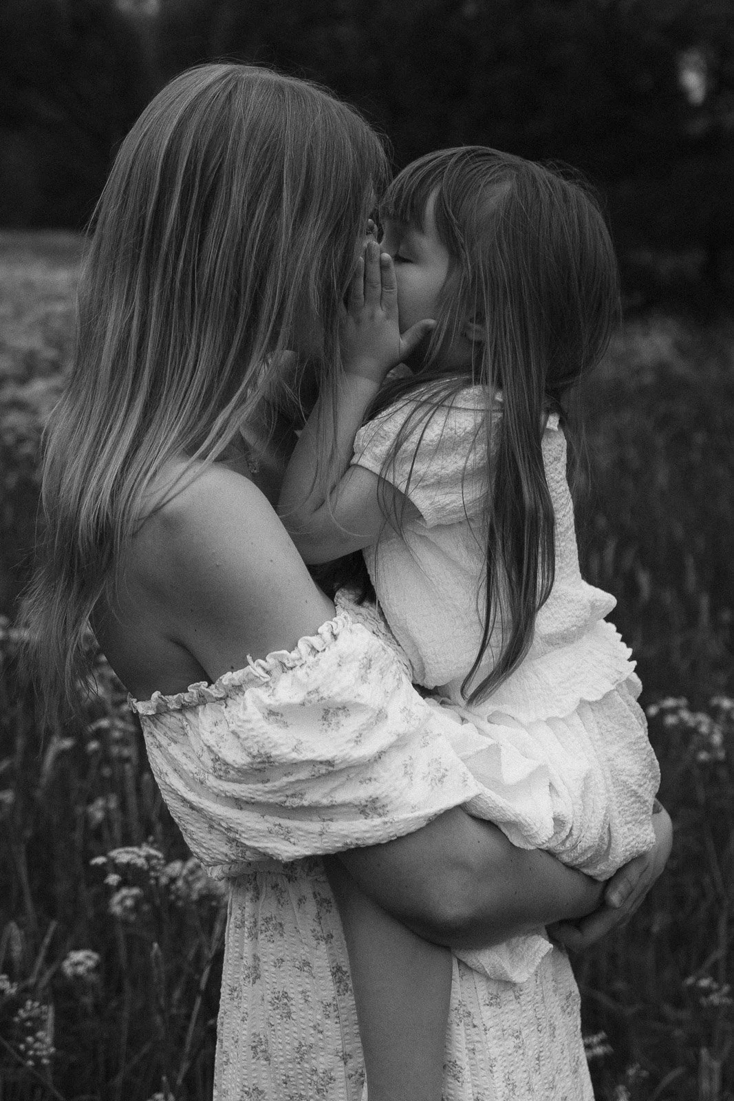 äitiyskuvaus tampereella niittymiljöössä