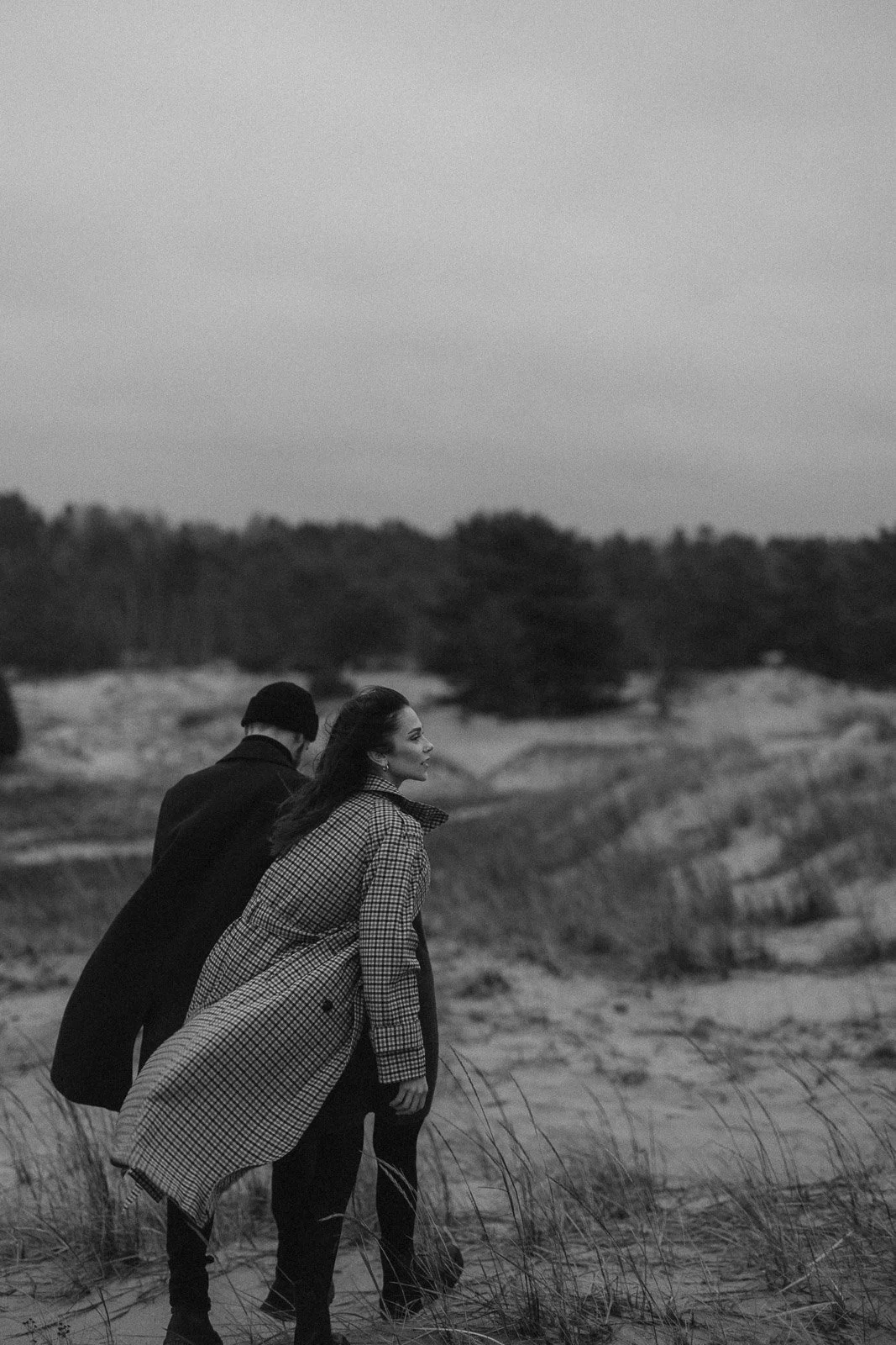 pariskuntakuvaus myrskyisässä yyterissä