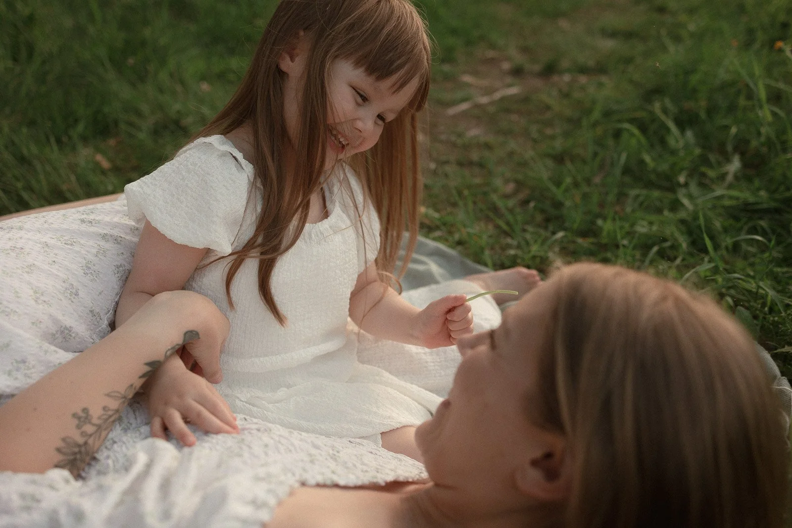 äitiyskuvaus tampereella niittymiljöössä