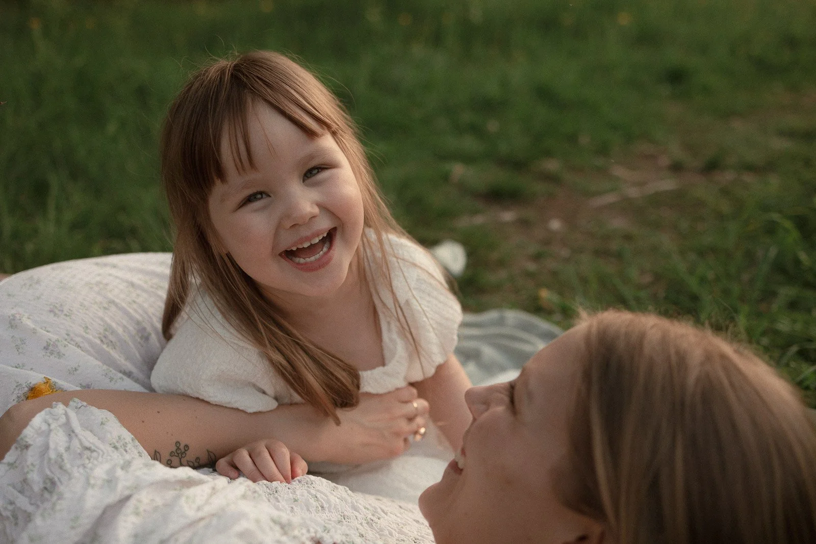 äitiyskuvaus tampereella niittymiljöössä