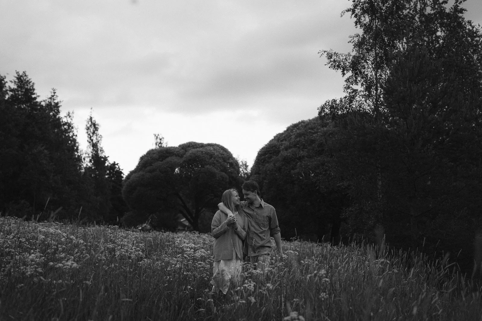  tunnelmallinen parikuvaus Tampereella iltavalossa