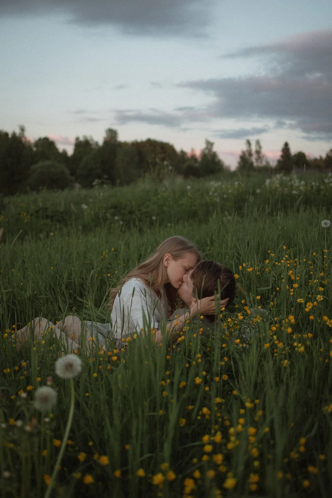  tunnelmallinen parikuvaus Tampereella iltavalossa