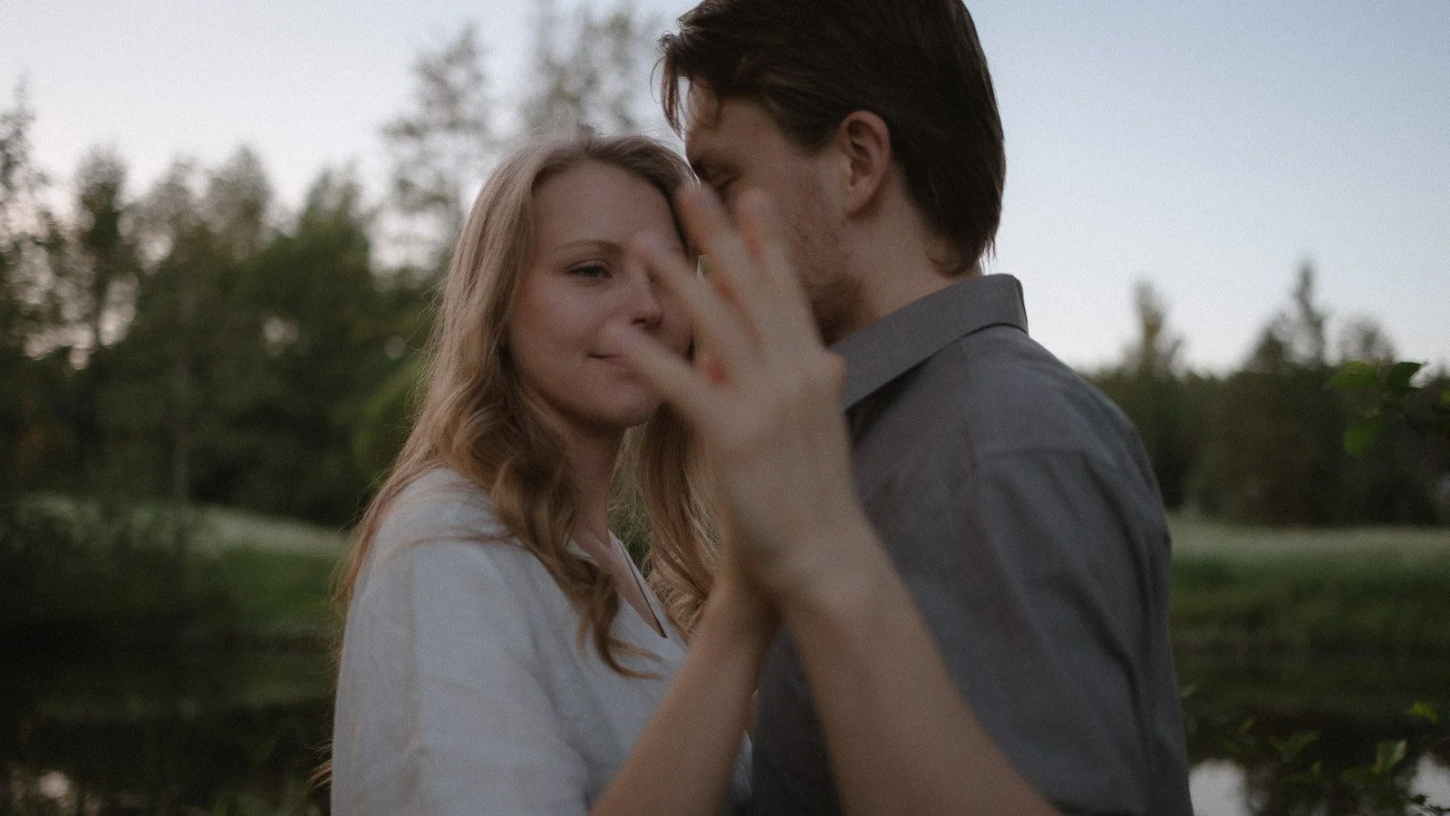  tunnelmallinen parikuvaus Tampereella iltavalossa