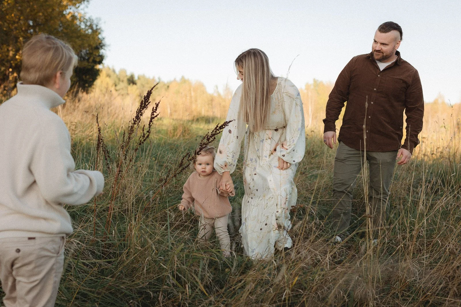 luonnollinen perhekuvaus ulkona