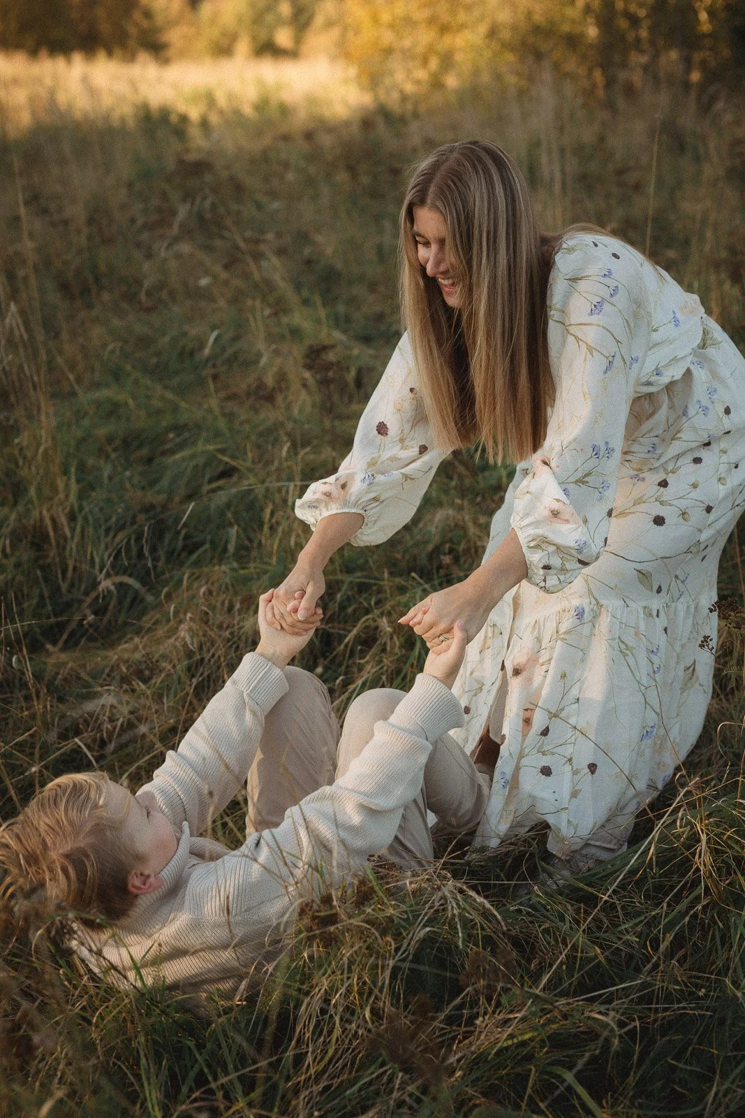 luonnollinen perhekuvaus ulkona