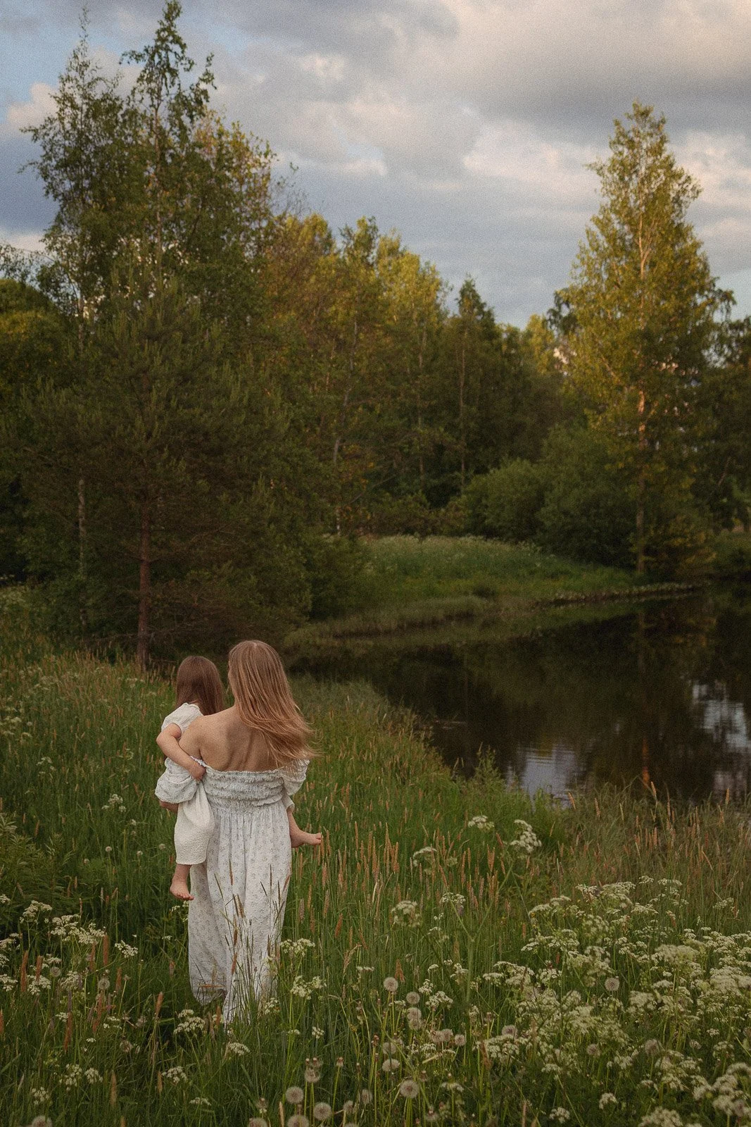 äitiyskuvaus tampereella niittymiljöössä